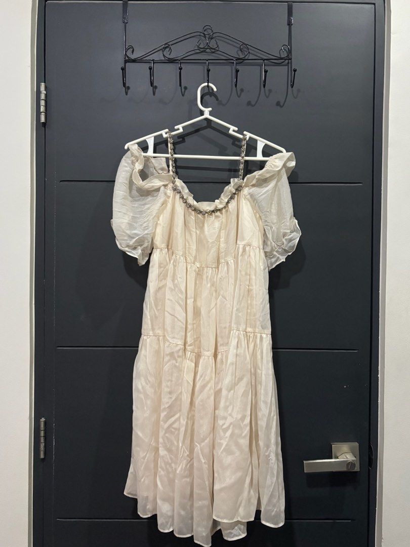 Preloved dress (Category: Dresses) located in Quezon City. Submitted by prettysasha00 (Listing ID 1460892258, Image 2). Description: preloved dresses for sale small to medium frames 100 each dress .