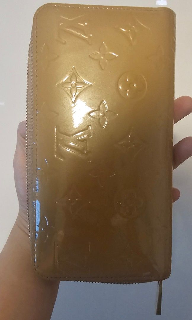 PRELOVED LOUIS VUITTON ZIPPY WALLET — MONOGRAM VERNIS (Category: Luxury Bags & Wallets) located in Manila. Submitted by fanta0923 (Listing ID 1460721942, Image 2). Description: - Authentic Vernis patent leather — high-gloss finish, crisp embossed monogram -Even stitching & clean edges -Minor natural patina consistent with use — no cracks or peeling -Inclusions — Wallet only.