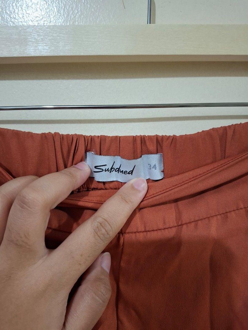 (Pre-loved) Shorts (Category: Shorts) located in Quezon City. Submitted by trendsbykikay (Listing ID 1460716777, Image 3). Description: selling my pre-loved shorts from surplus (subdued) size: 34 (fit from L-XL frame) color: rust.
