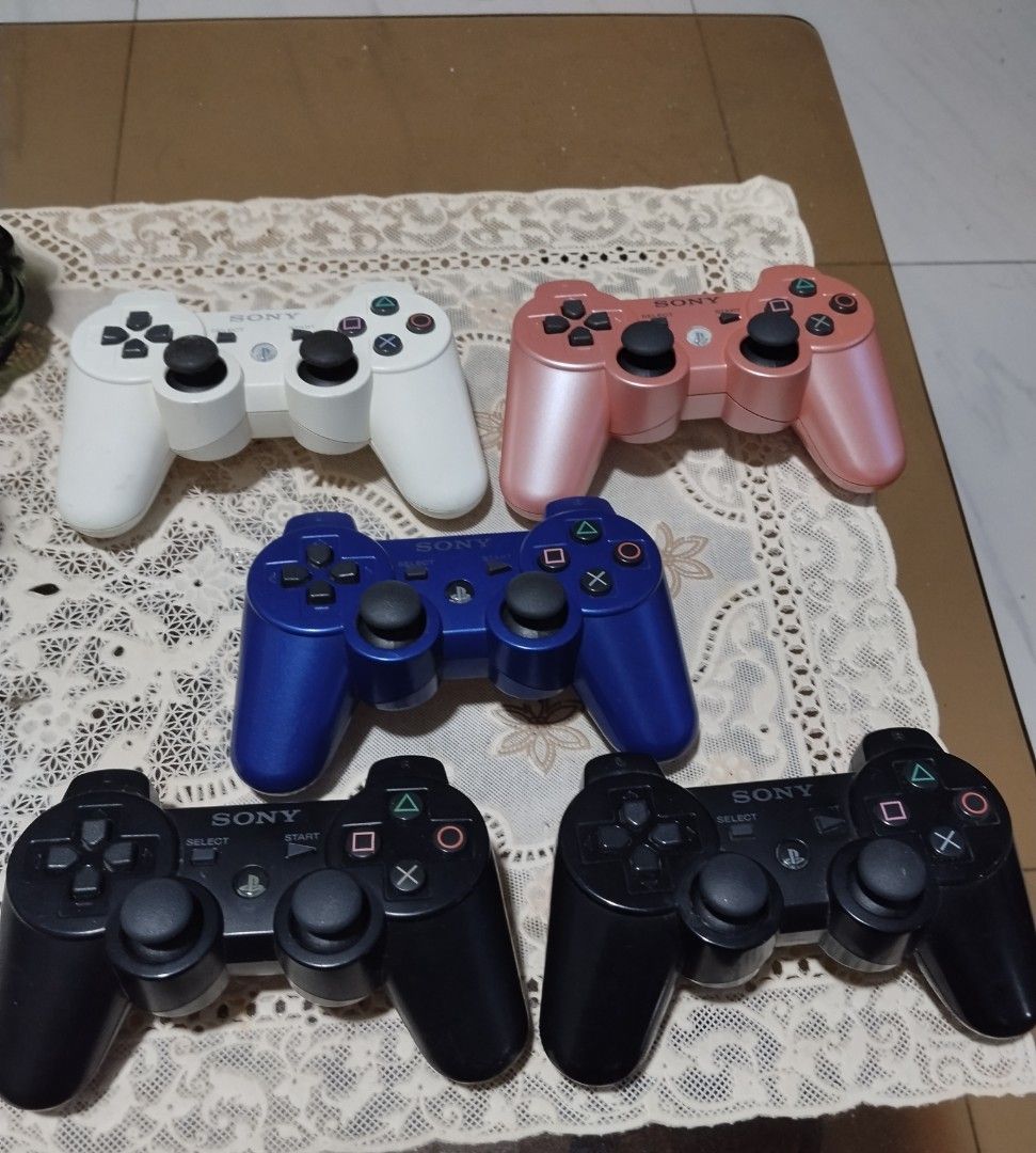 ps3 controler (Category: PlayStation) located in Manila. Submitted by cruzivanpatrick (Listing ID 1460722225, Image 1). Description: ps3 controler all orig bought it in event and bidding 1k each good battery tested button analog all working pm meet up lrt 1 abad santos station tondo manila deliver kayo mag book g cash shipping lbc and jrs only.