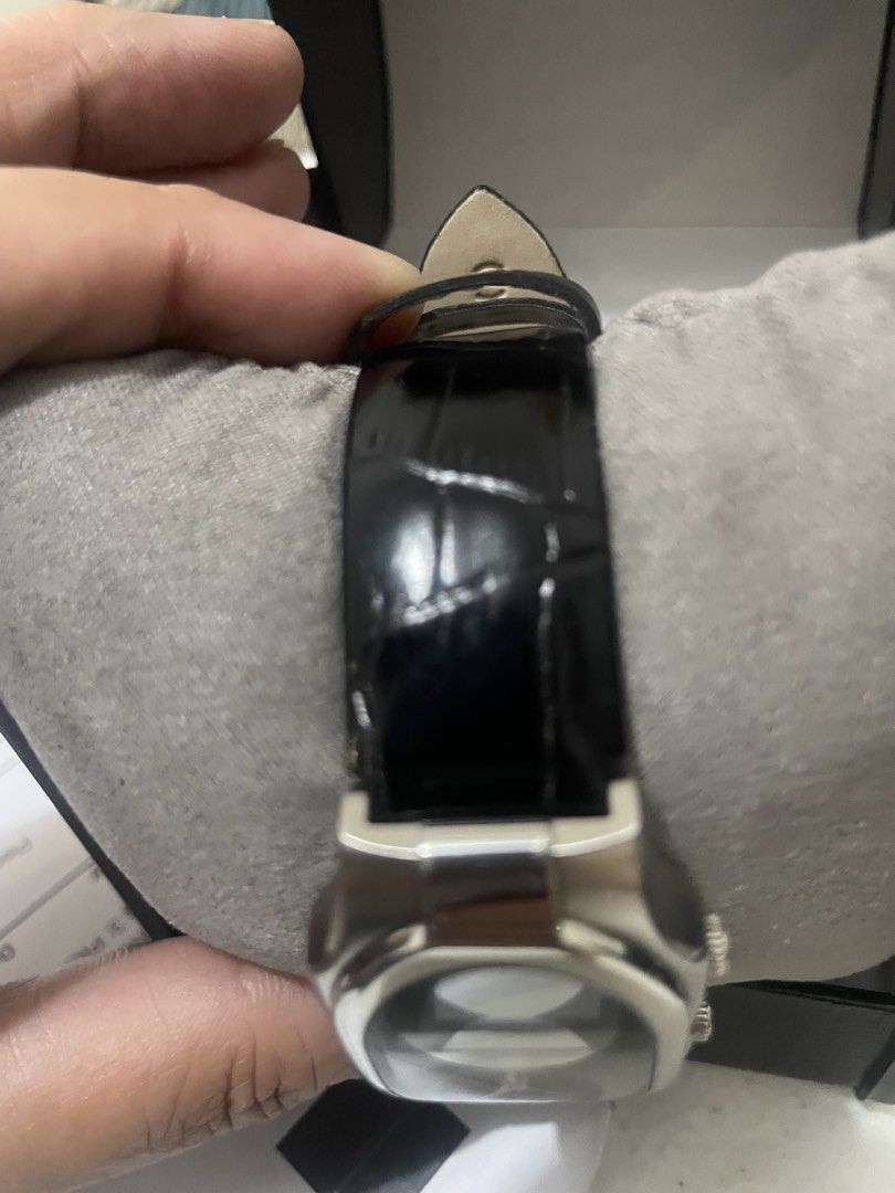 PS signature watch (Category: Women's Watches) located in General Trias. Submitted by cris4 (Listing ID 1460874184, Image 3). Description: Preloved PS signature watch Black leather strap Dual timezone dial Quartz movement.