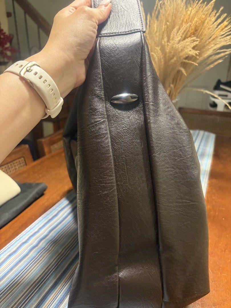 PU LEATHER HANDBAG (Category: Shoulder Bags) located in Mandaluyong City. Submitted by rachel.cadiz (Listing ID 1460908552, Image 2). Description: Bought in Thailand P1500 Selling low P549used only once very saglit iin excellmt condi Very trendy, chic, lightweight,spacious Classy color For daily use.