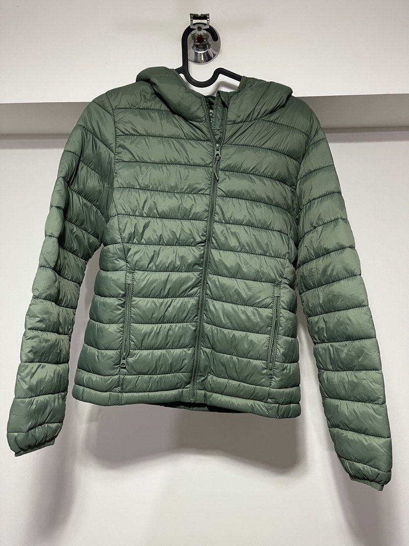 Pull & Bear Green Hooded Puffer Jacket (Category: Coats, Jackets and Outerwear) located in Pasig City. Submitted by pixiedust78 (Listing ID 1460763760, Image 1). Description: - Green puffer jacket from Pull & Bear - Hooded design with zip closure - Features two side pockets - Size XS.