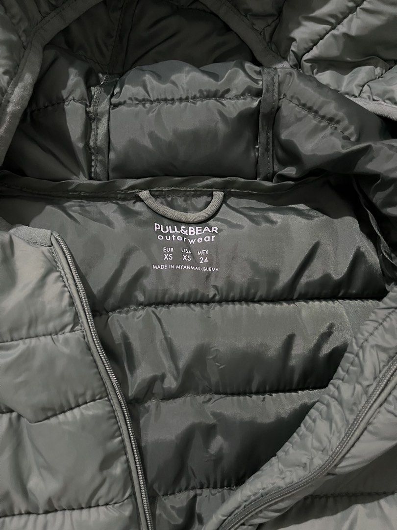 Pull & Bear Green Hooded Puffer Jacket (Category: Coats, Jackets and Outerwear) located in Pasig City. Submitted by pixiedust78 (Listing ID 1460763760, Image 2). Description: - Green puffer jacket from Pull & Bear - Hooded design with zip closure - Features two side pockets - Size XS.