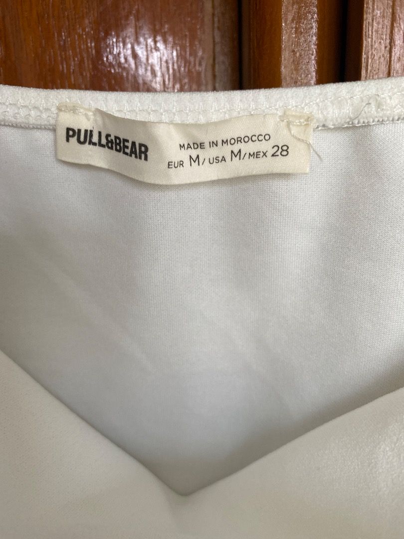 Pull and bear asymmetric bandeau top (Category: Sleeveless) located in San Fernando. Submitted by ansh3 (Listing ID 1460733390, Image 3). Description: Used once, still on website. No when worn.