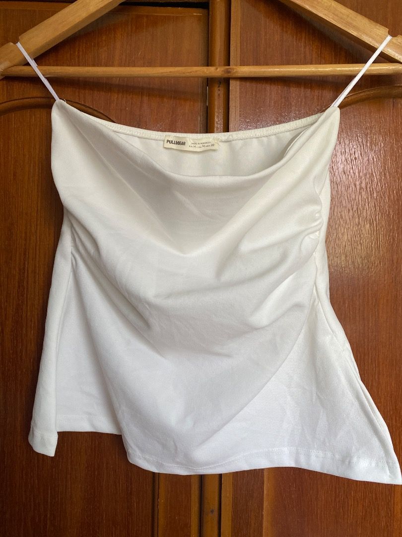 Pull and bear asymmetric bandeau top (Category: Sleeveless) located in San Fernando. Submitted by ansh3 (Listing ID 1460733390, Image 2). Description: Used once, still on website. No when worn.