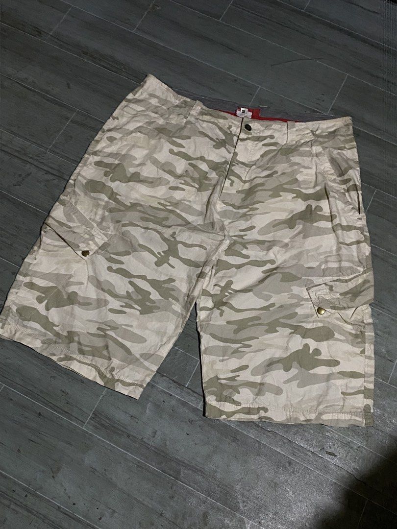 Puma Camo Cargo Shorts (Category: Shorts) located in Davao. Submitted by singkorayk15407 (Listing ID 1460903636, Image 1). Description: - Cool Puma camouflage cargo shorts - Multiple pockets for ample storage - Secure button and zip fly closure - Ideal for casual wear and outdoor adventures - Designed for a comfortable fit.