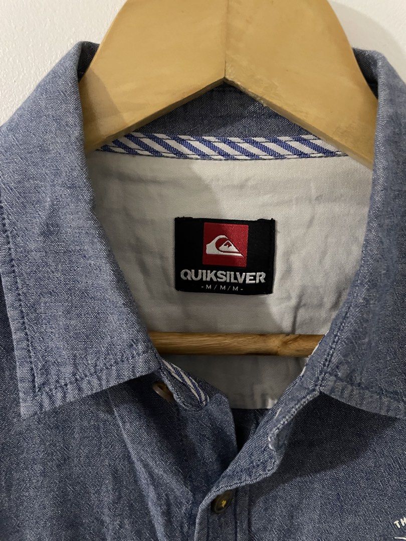 Quiksilver Men's Long Sleeve Button Up Shirt M (Category: Tshirts & Polo Shirts ) located in Antipolo. Submitted by divineyyy69 (Listing ID 1460909021, Image 3). Description: Quiksilver long sleeve shirt in blue. Features two chest pockets and the Quiksilver logo graphic on the front. Tag says M/M/M. Made from 100% cotton. Great for casual wear. L-29/W-20 No issue.