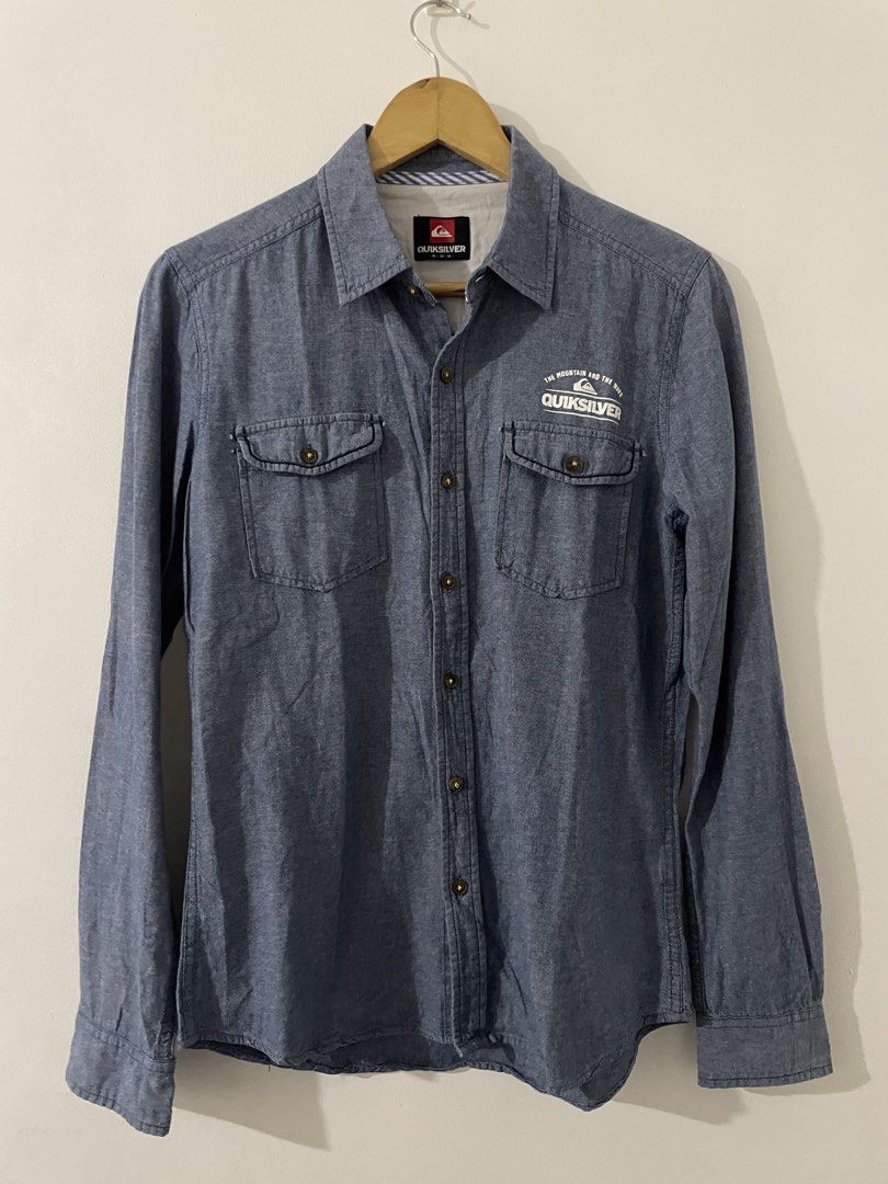 Quiksilver Men's Long Sleeve Button Up Shirt M (Category: Tshirts & Polo Shirts ) located in Antipolo. Submitted by divineyyy69 (Listing ID 1460909021, Image 1). Description: Quiksilver long sleeve shirt in blue. Features two chest pockets and the Quiksilver logo graphic on the front. Tag says M/M/M. Made from 100% cotton. Great for casual wear. L-29/W-20 No issue.