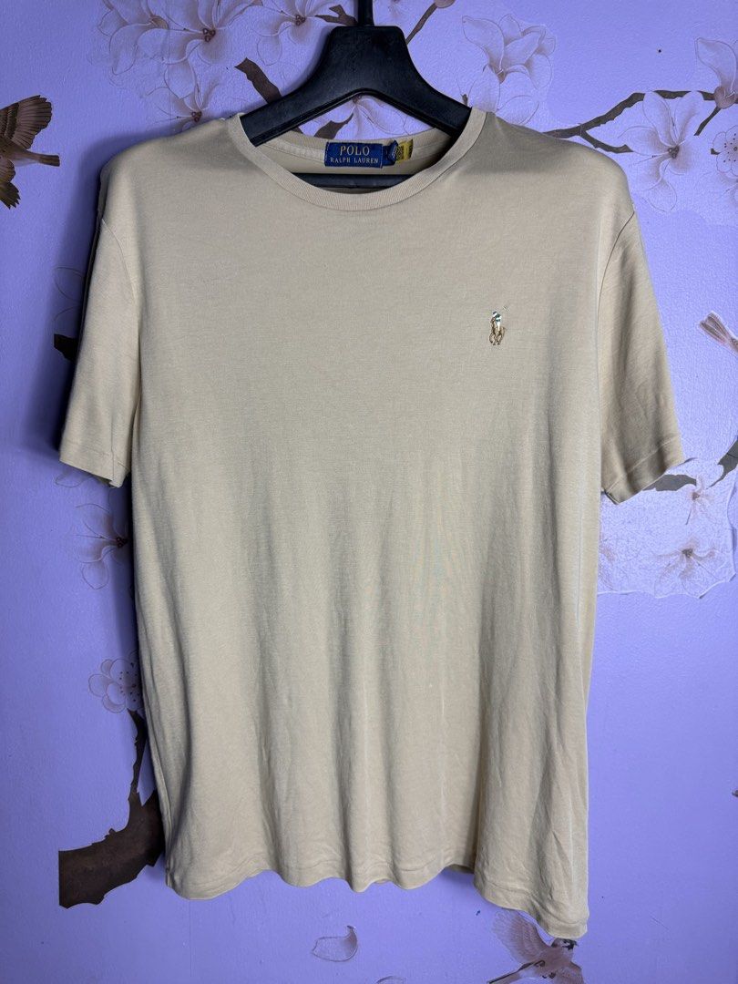 Ralph Lauren t-shirt (Category: Tshirts & Polo Shirts ) located in Manila. Submitted by plonlineclothing (Listing ID 1460721968, Image 2). Description: Light brown Polo Ralph Lauren Crew-Neck T-Shirt 📏 Measurements: L on tag • Width: 21 inches • Length: 26 inches Condition: Preloved, no issues very good condition, working QR code Color rate: 9.9/10 ✔️ Free shipping for 2 or more items ✔️ Payment via Gcash ✔️ Shipping via JnT .