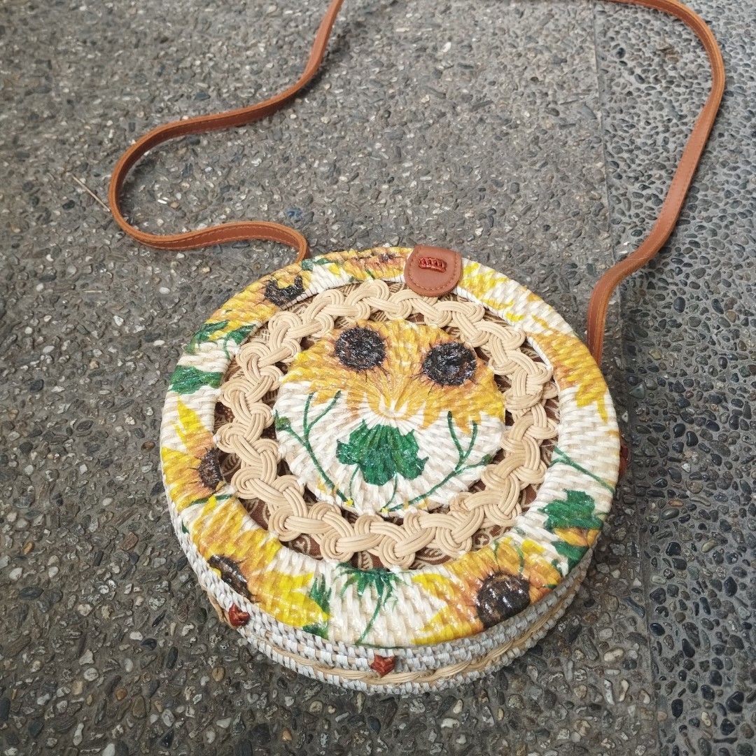 [Original] Rattan Sunflower Sling Bag (Category: Cross-body Bags) located in San Pedro. Submitted by cooloset.mp4official (Listing ID 1460781420, Image 2). Description: Rattan Sunflower Sling Bag Good for Beach outing, Summervibes, Picnics, and daily uses Diameter 7.7in Sling 49in brand new No issues Loc. Laguna.