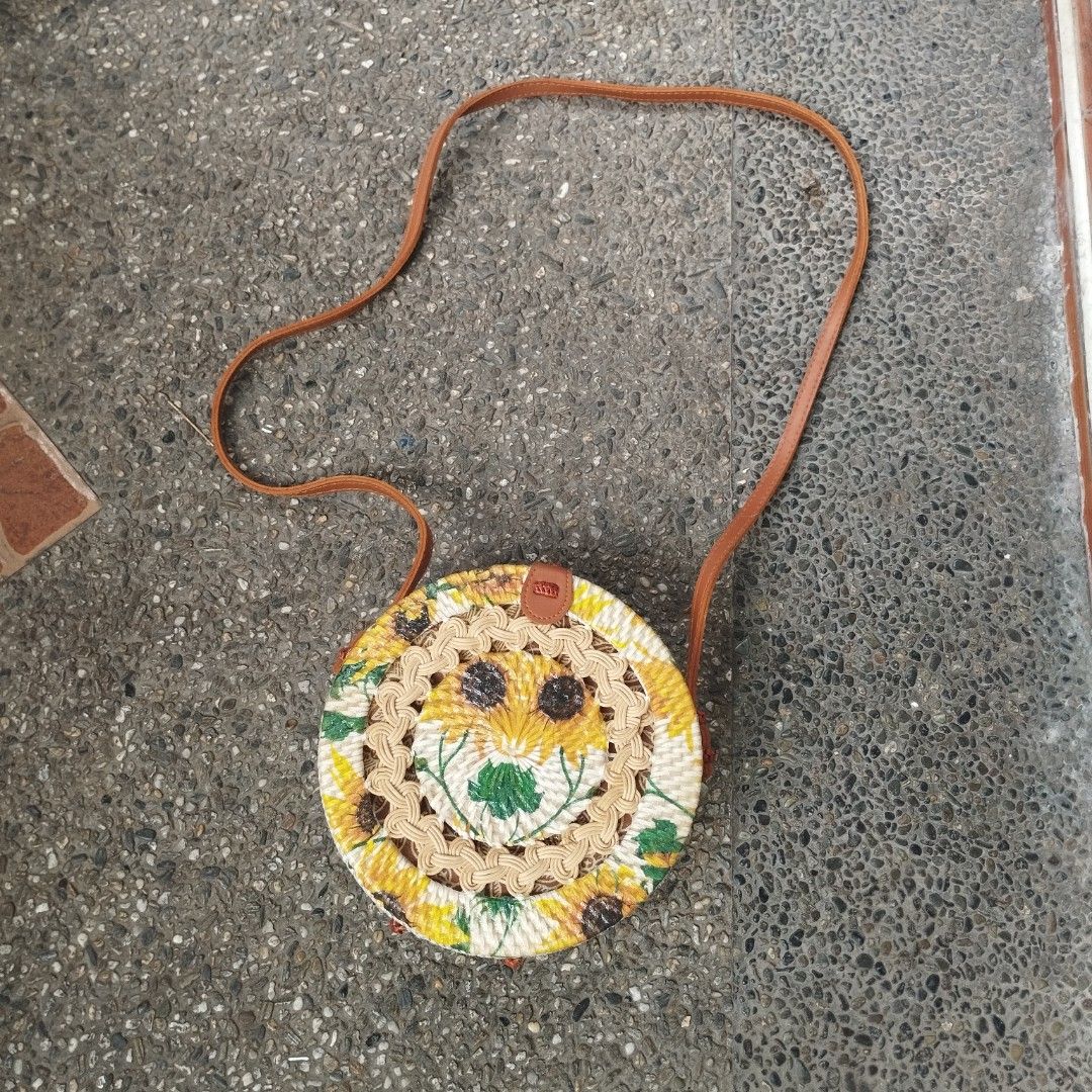 [Original] Rattan Sunflower Sling Bag (Category: Cross-body Bags) located in San Pedro. Submitted by cooloset.mp4official (Listing ID 1460781420, Image 1). Description: Rattan Sunflower Sling Bag Good for Beach outing, Summervibes, Picnics, and daily uses Diameter 7.7in Sling 49in brand new No issues Loc. Laguna.