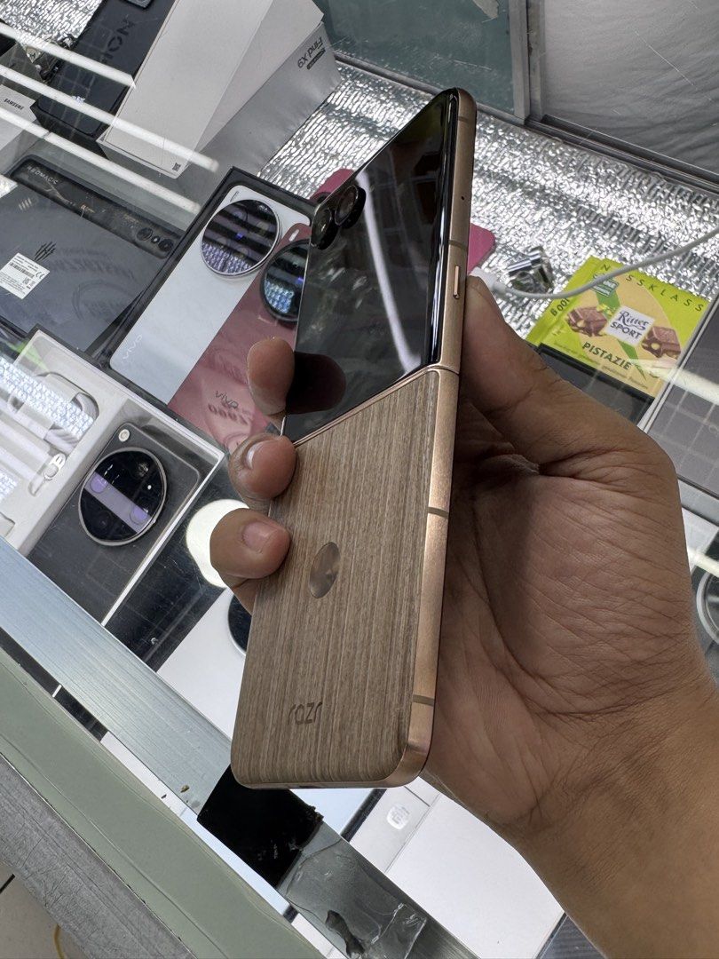 RAZR 60 ULTRA COMPLETE WITH ORIG. BOX GLOBAL (Category: Android Others) located in Manila. Submitted by ram-gadget-shop (Listing ID 1460833163, Image 3). Description: .