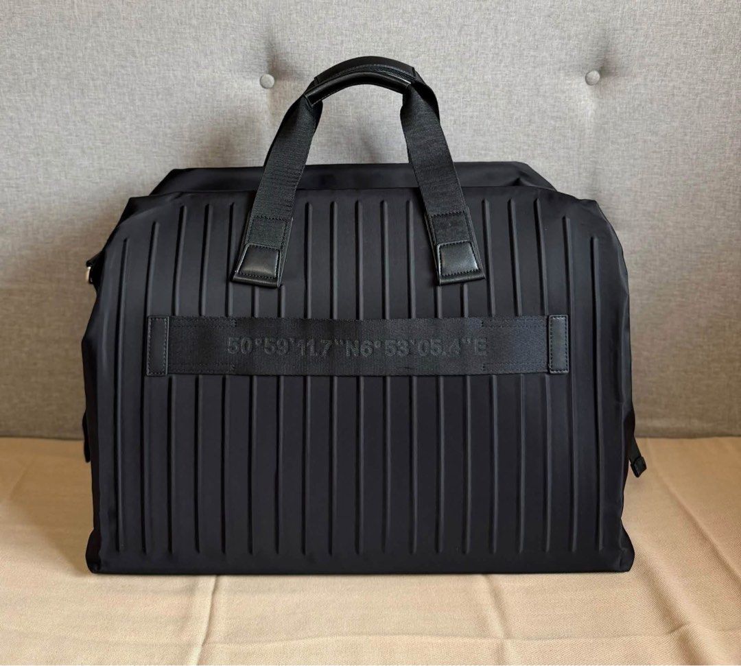 Rimowa （分類：手袋及銀包）位於 Hong Kong。 由 lillianna_.ocean 提交（商品編號 1460918583，圖片 3）。簡介： That is the RIMOWA Never Still - Nylon Duffle Bag Large, featuring a sleek, grooved black nylon body with matching leather handle accents.。