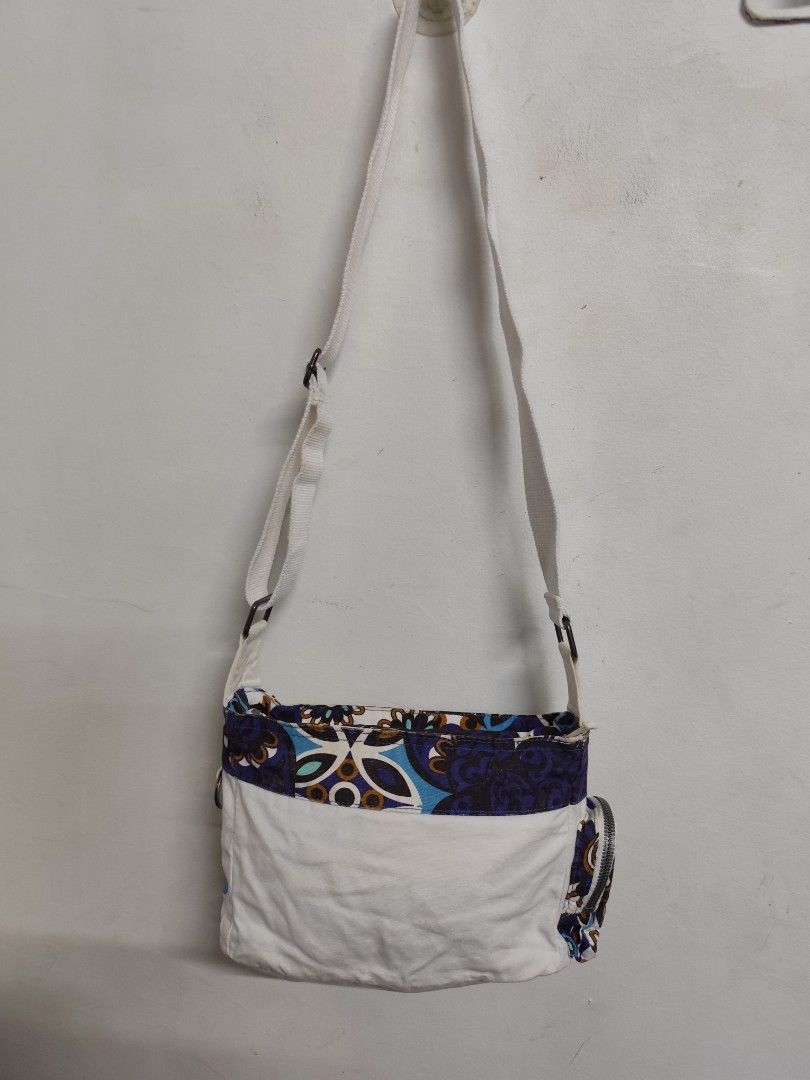 RipCurl Shoulder Crossbody Bag (Category: Sling Bags) located in Compostela. Submitted by fashiondeamar (Listing ID 1460813113, Image 3). Description: Here is a full description of the Rip Curl shoulder/crossbody bag based on the provided images: ​Product Overview ​Brand: Rip Curl (Official Product) ​Type: Crossbody / Shoulder Bag ​Color Palette: White base body featuring a vibrant, multicolored boho-paisley or floral pattern in shades of royal b