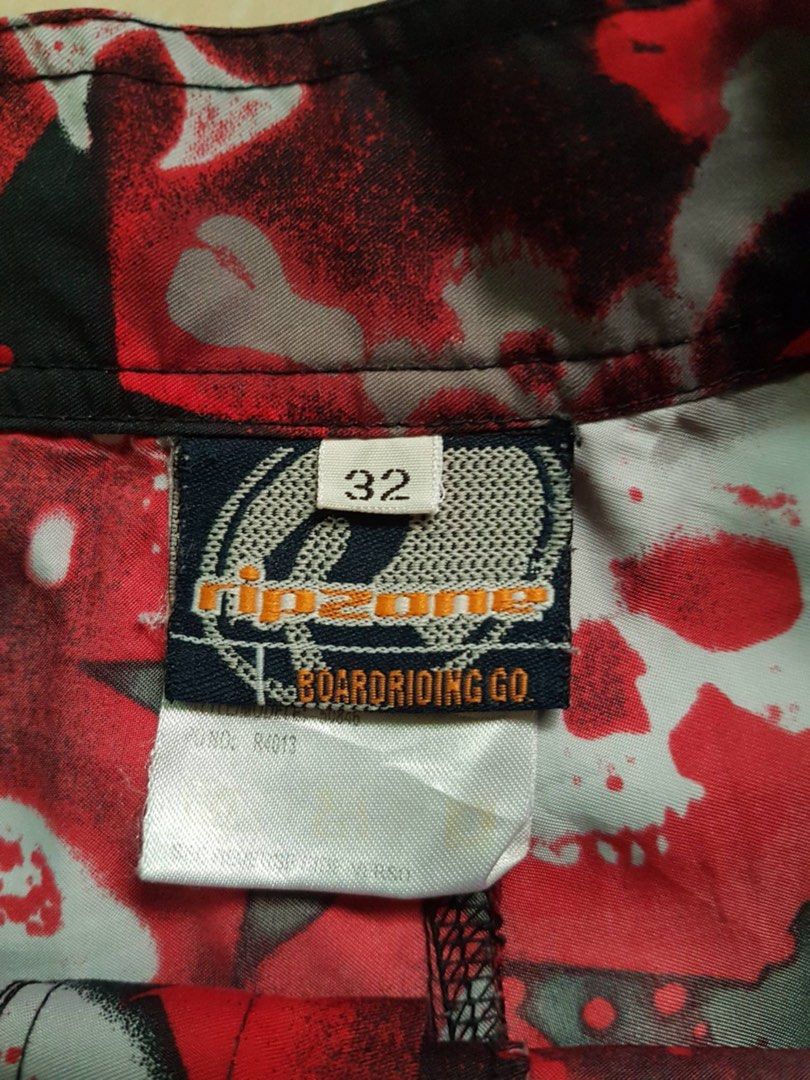 Ripzone Skull & Crossbones Board Shorts Size 32 (Category: Swim Trunks & Board Shorts) located in Bauang. Submitted by drie_02 (Listing ID 1460778393, Image 3). Description: - Ripzone board shorts - Size 32 - Edgy red, black, and white skull and crossbones print - Made in Korea - 100% polyester - Ideal for swimming or lounging - Drawstring waist for adjustable fit.