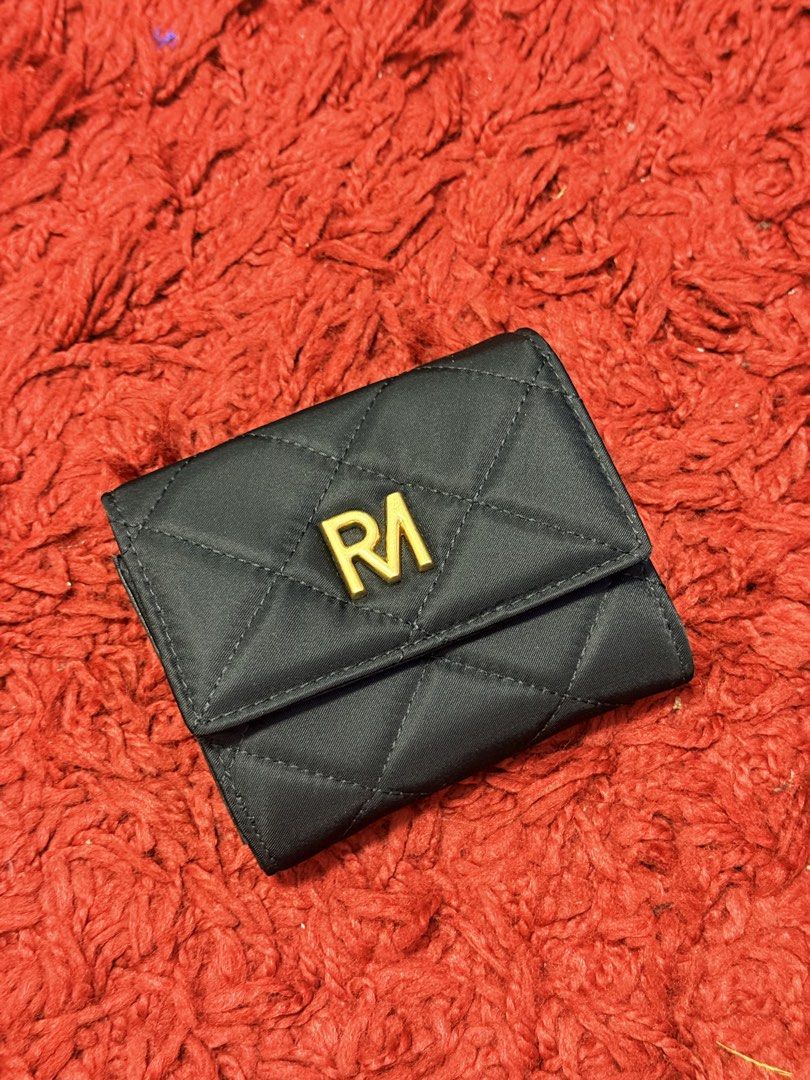 Robinmay - Joey Nylon Wallet Card Case (Category: Wallets & Card holders) located in Pasay City. Submitted by wnznmtmrs (Listing ID 1460864206, Image 2). Description: Joey Nylon Card Case (Original from Taiwan) Sleek cardholder wallet design with a unique argyle check pattern It can store a small number of cards and coins Color : Black w/ Gold.