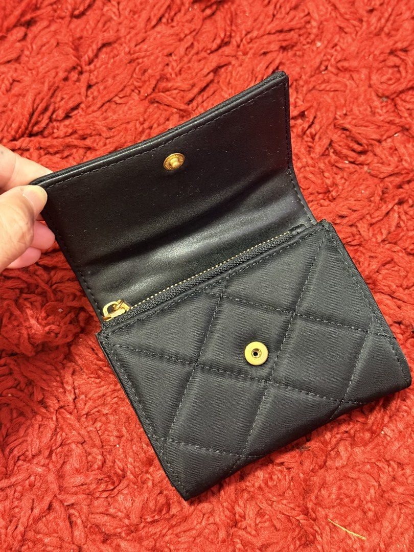 Robinmay - Joey Nylon Wallet Card Case (Category: Wallets & Card holders) located in Pasay City. Submitted by wnznmtmrs (Listing ID 1460864206, Image 3). Description: Joey Nylon Card Case (Original from Taiwan) Sleek cardholder wallet design with a unique argyle check pattern It can store a small number of cards and coins Color : Black w/ Gold.