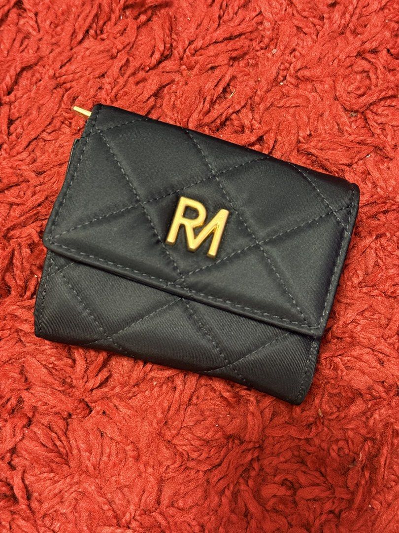 Robinmay - Joey Nylon Wallet Card Case (Category: Wallets & Card holders) located in Pasay City. Submitted by wnznmtmrs (Listing ID 1460864206, Image 1). Description: Joey Nylon Card Case (Original from Taiwan) Sleek cardholder wallet design with a unique argyle check pattern It can store a small number of cards and coins Color : Black w/ Gold.
