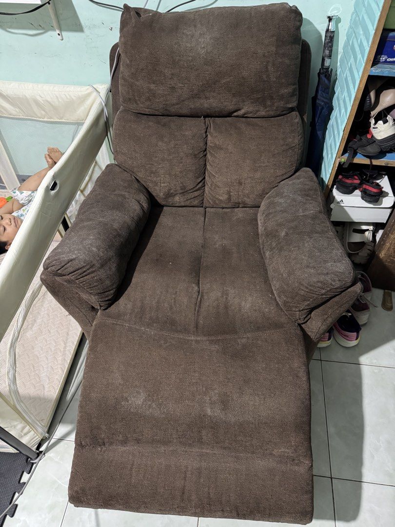 Rocking sofa chair (Category: Sofas) located in Paranaque City. Submitted by icko007 (Listing ID 1460896683, Image 3). Description: Rocking sofa chair In good Condition need lang linisan Payment 1st before Booking Malaki to. kung wala ka tiwala pikcup mo nlng mimsmo Price 2.3k Only Loc Paranaque 📍 Payment Gcash / Bpi Lalamove L300 or Pickup Only.