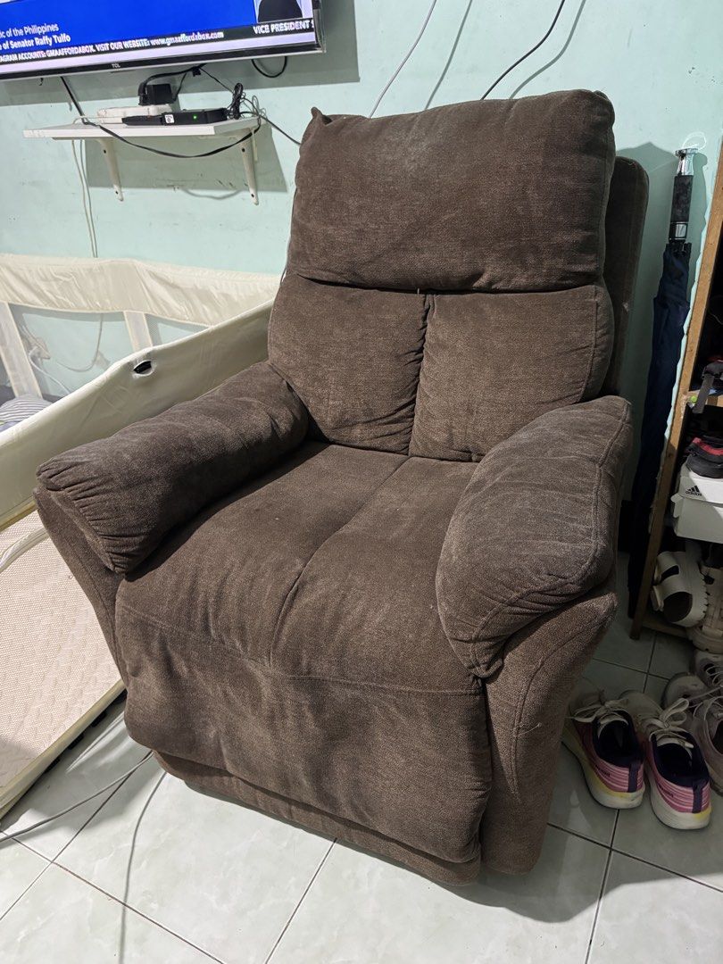 Rocking sofa chair (Category: Sofas) located in Paranaque City. Submitted by icko007 (Listing ID 1460896683, Image 1). Description: Rocking sofa chair In good Condition need lang linisan Payment 1st before Booking Malaki to. kung wala ka tiwala pikcup mo nlng mimsmo Price 2.3k Only Loc Paranaque 📍 Payment Gcash / Bpi Lalamove L300 or Pickup Only.