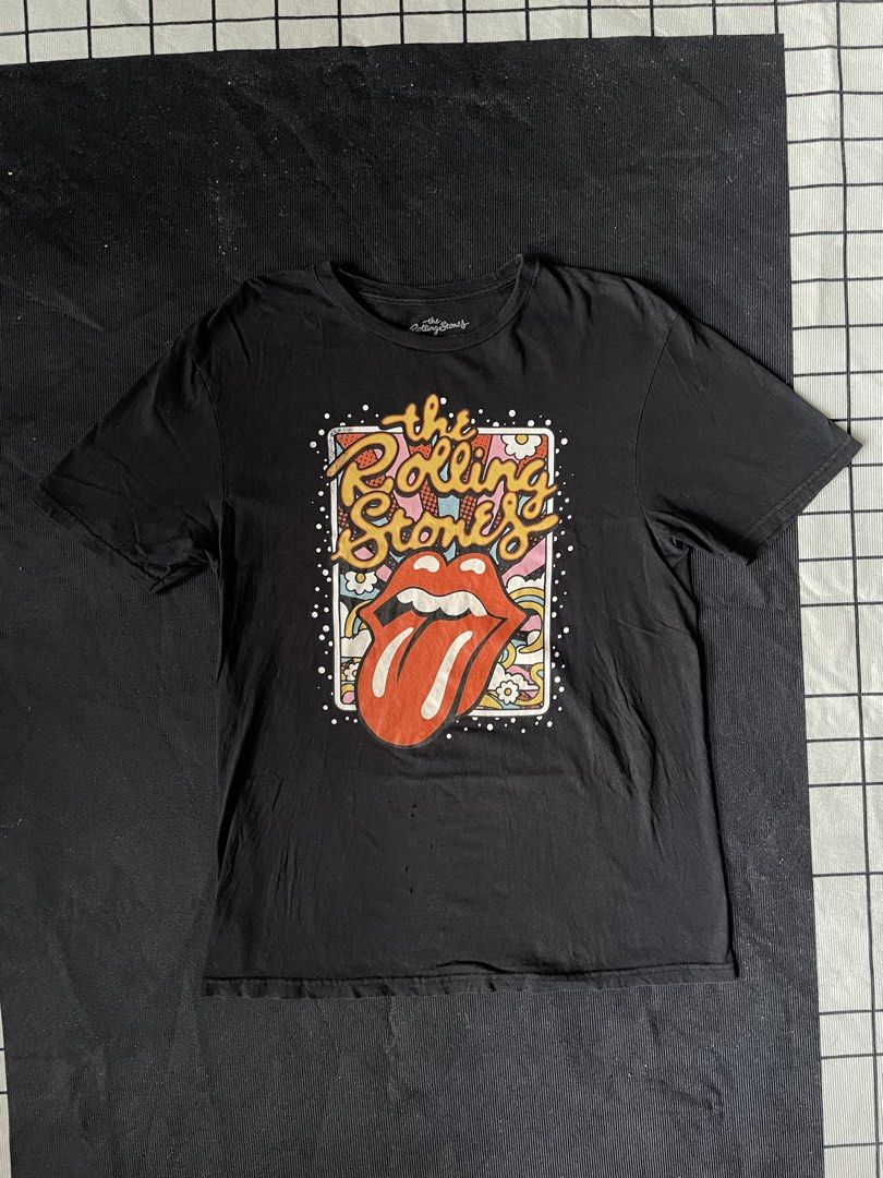 Rolling Stones Tshirt (Category: Tshirts & Polo Shirts ) located in Naga. Submitted by curatedslips (Listing ID 1460884243, Image 1). Description: Rolling Stones Tshirt 19x27.5 issue: signs of usage.
