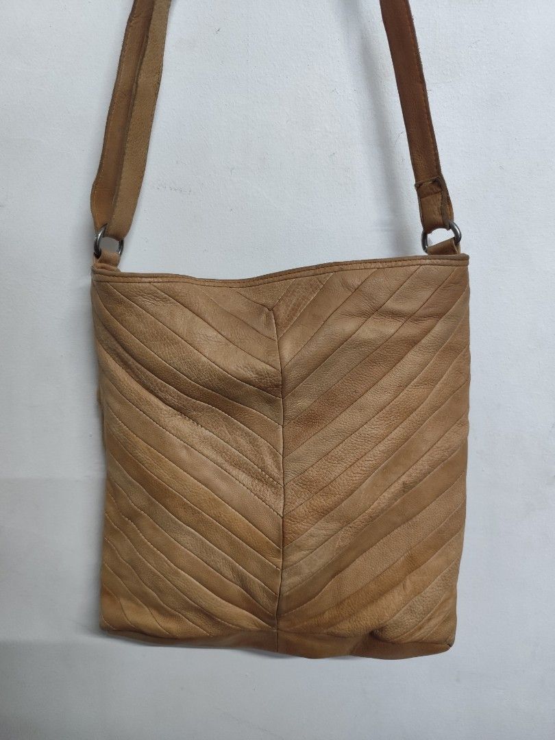 Rugged Hide Genuine Leather Bag (Category: Cross-body Bags) located in Compostela. Submitted by fashiondeamar (Listing ID 1460813875, Image 3). Description: Here is a full physical description and estimated price breakdown for your Rugged Hide leather bag: ​Full Description ​Brand & Authenticity: An authentic leather handbag by Rugged Hide (a well-known Australian family-run leather goods brand, originally established as Oran Leather). ​Material 