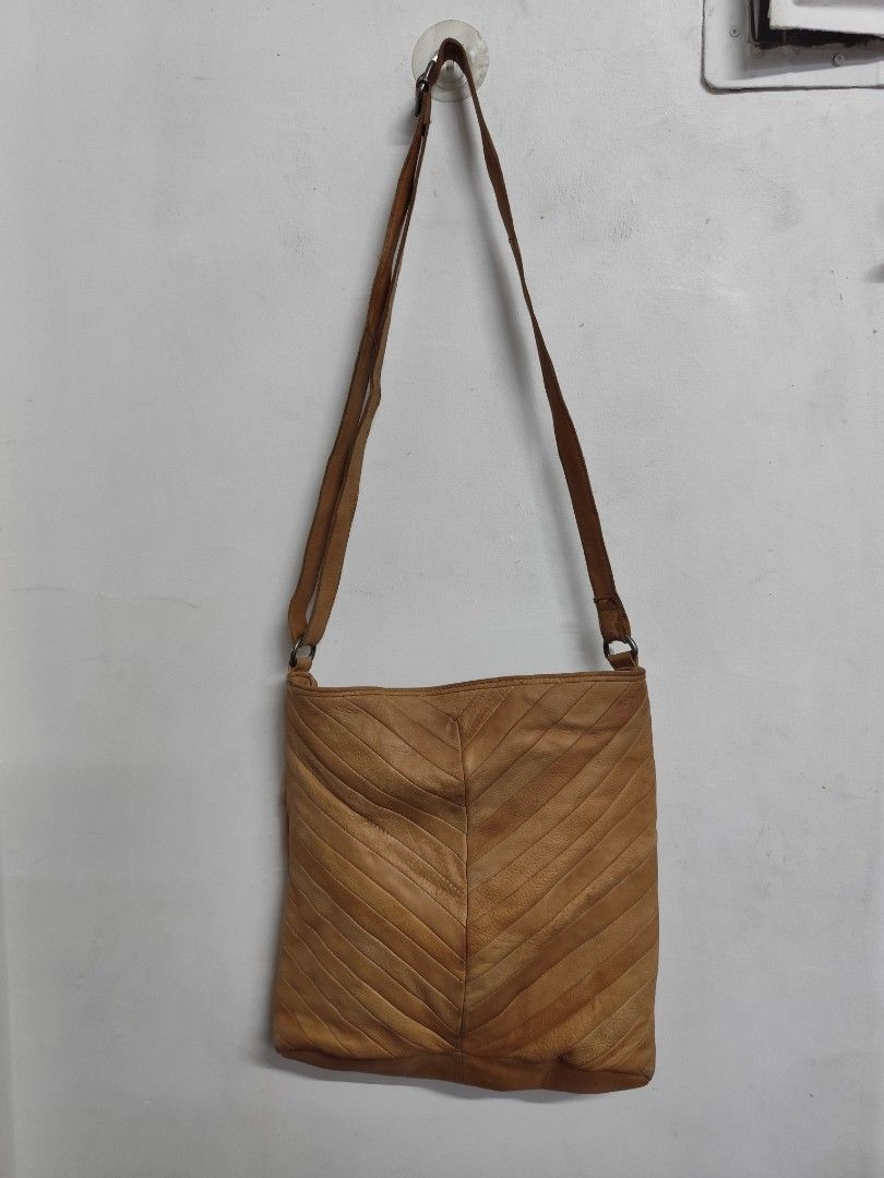 Rugged Hide Genuine Leather Bag (Category: Cross-body Bags) located in Compostela. Submitted by fashiondeamar (Listing ID 1460813875, Image 2). Description: Here is a full physical description and estimated price breakdown for your Rugged Hide leather bag: ​Full Description ​Brand & Authenticity: An authentic leather handbag by Rugged Hide (a well-known Australian family-run leather goods brand, originally established as Oran Leather). ​Material 