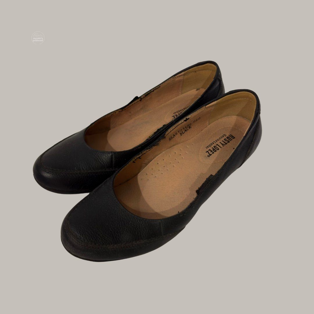 Rusty Lopez Black Genuine Leather Ballet Flats (Category: Flats & Sandals) located in Baguio. Submitted by myrein.preloved (Listing ID 1460803920, Image 1). Description: Rusty Lopez Black Genuine Leather Ballet Flats ₱150 only! 💗 Size 6 US women ✨ Authentic Rusty Lopez Condition: Good Details: Preloved with visible dirt and signs of use. Needs cleaning but is still wearable. Genuine lether kaya in good condition. Issue: Crack underneath the sole