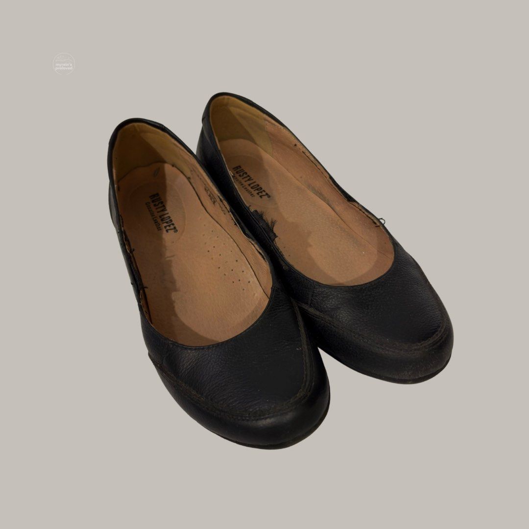 Rusty Lopez Black Genuine Leather Ballet Flats (Category: Flats & Sandals) located in Baguio. Submitted by myrein.preloved (Listing ID 1460803920, Image 2). Description: Rusty Lopez Black Genuine Leather Ballet Flats ₱150 only! 💗 Size 6 US women ✨ Authentic Rusty Lopez Condition: Good Details: Preloved with visible dirt and signs of use. Needs cleaning but is still wearable. Genuine lether kaya in good condition. Issue: Crack underneath the sole