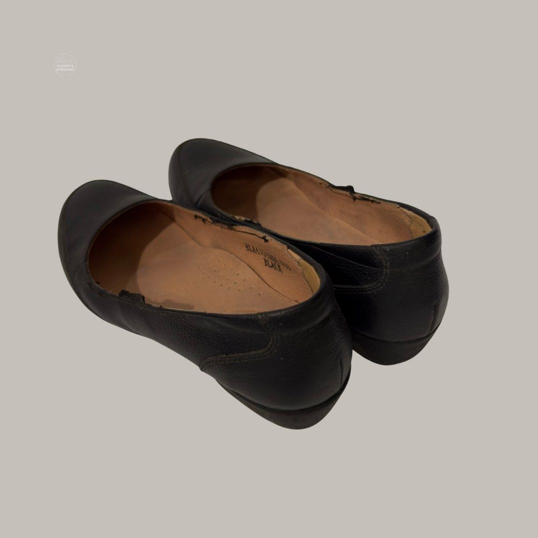 Rusty Lopez Black Genuine Leather Ballet Flats (Category: Flats & Sandals) located in Baguio. Submitted by myrein.preloved (Listing ID 1460803920, Image 3). Description: Rusty Lopez Black Genuine Leather Ballet Flats ₱150 only! 💗 Size 6 US women ✨ Authentic Rusty Lopez Condition: Good Details: Preloved with visible dirt and signs of use. Needs cleaning but is still wearable. Genuine lether kaya in good condition. Issue: Crack underneath the sole