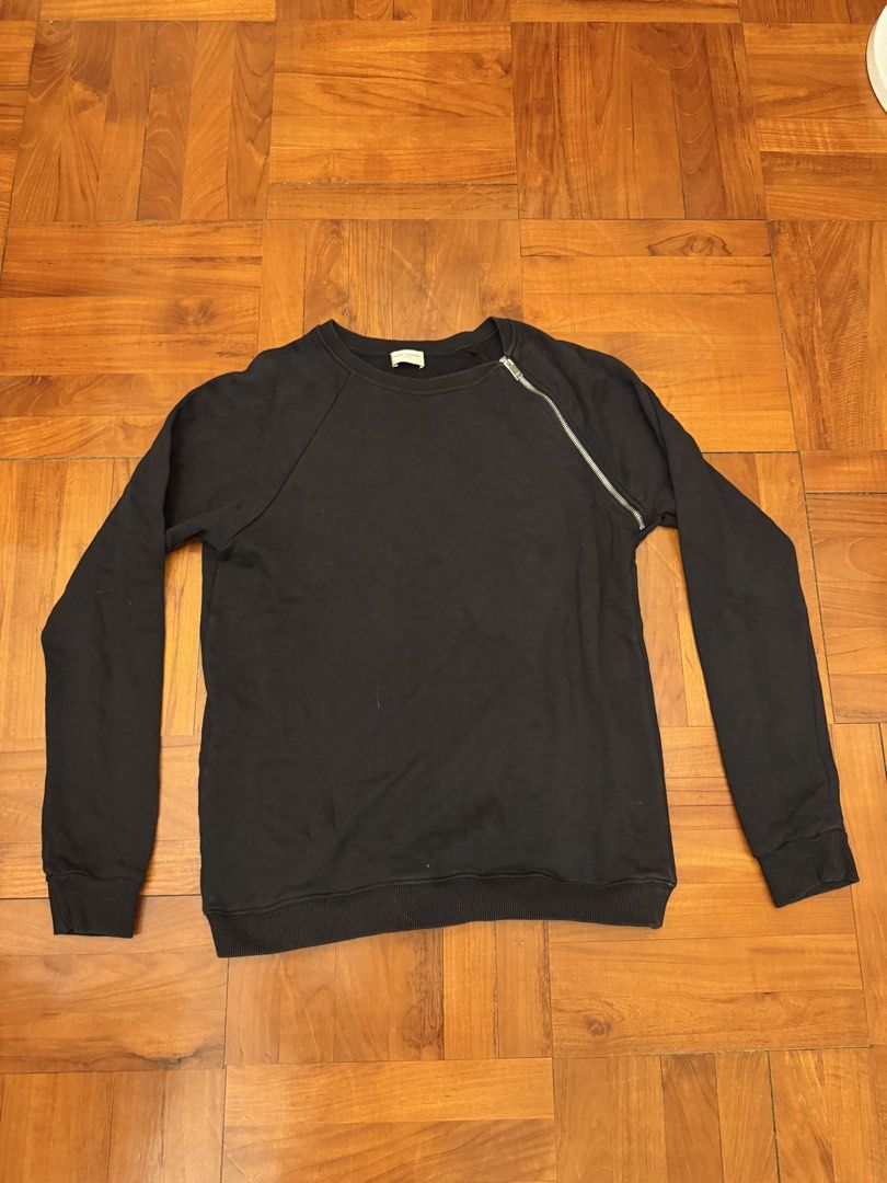 Saint Laurent （分類：T-shirt、恤衫、有領衫）位於 Hong Kong。 由 liveeagle_56e8f3 提交（商品編號 1460818848，圖片 1）。簡介： Made in Italy 。