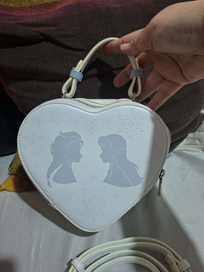 Samanthavega disney frozen (Category: Luxury Bags & Wallets) located in Baguio. Submitted by silent_brianjosh (Listing ID 1460774801, Image 3). Description: .