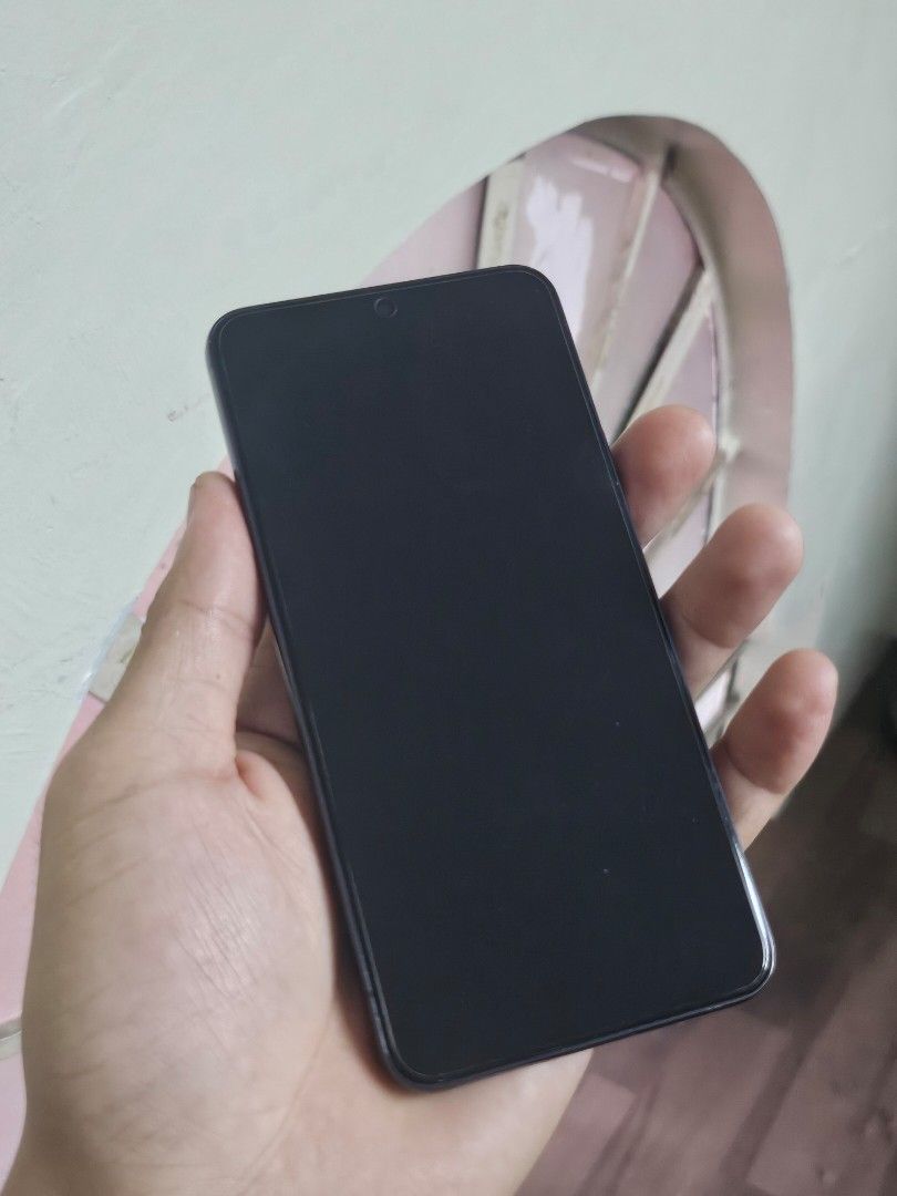 Samsung s22 128gb (Category: Samsung) located in Manila. Submitted by ewew_paw_ (Listing ID 1460728151, Image 1). Description: Samsung s22 128gb Black Only issue is 2 pink line. Wala na other issue. Di nakaka apekto sa performance Inclusions Box, cases, unit Malolos loc.