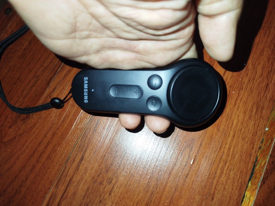Samsung VR remote (Category: Other Audio Equipment) located in Manila. Submitted by jojo.welter (Listing ID 1460761319, Image 1). Description: Original Samsung VR remote Excellent condition .