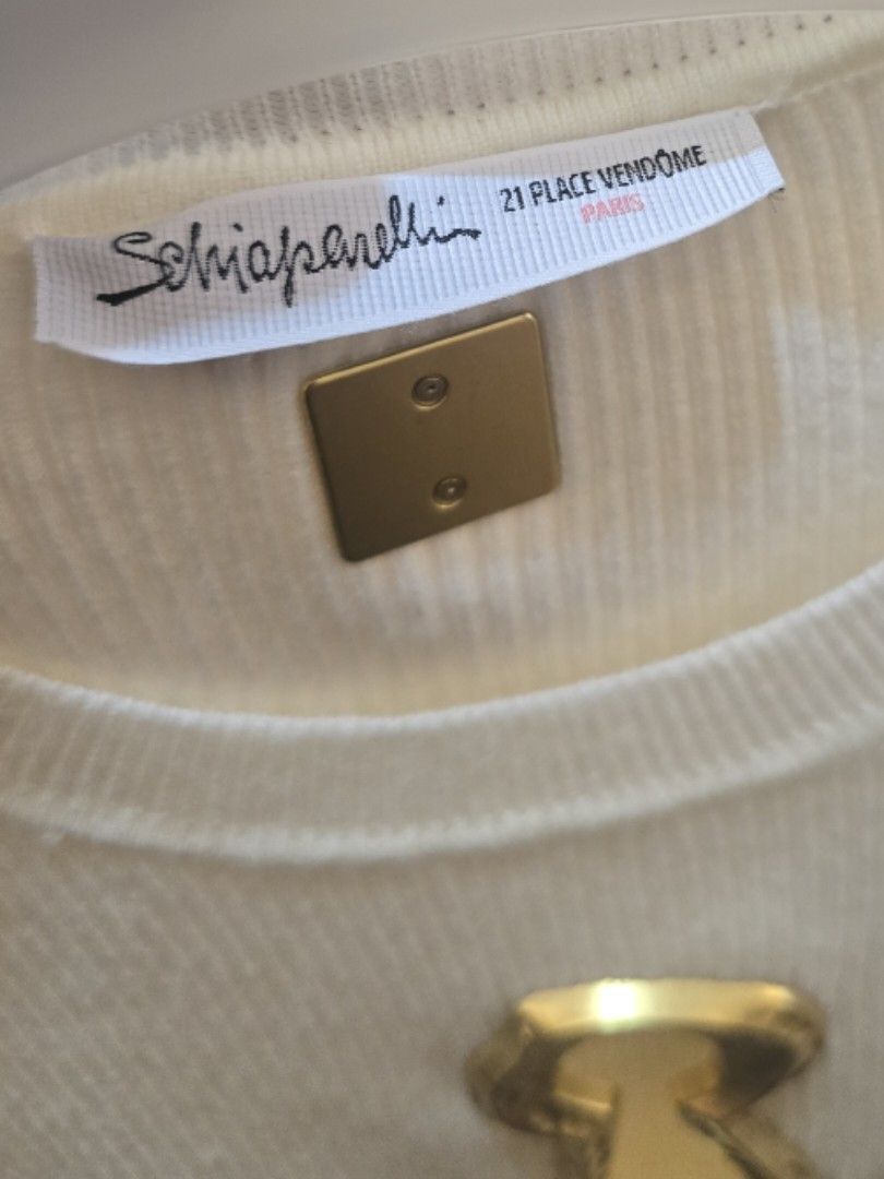 Schiaparelli Key hole long sleeves (Category: Longsleeves) located in Batangas. Submitted by thevanitychamber (Listing ID 1460847916, Image 3). Description: .