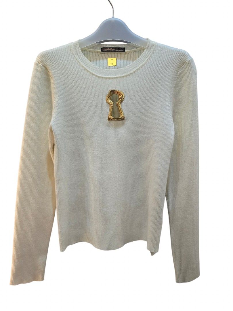 Schiaparelli Key hole long sleeves (Category: Longsleeves) located in Batangas. Submitted by thevanitychamber (Listing ID 1460847916, Image 1). Description: .