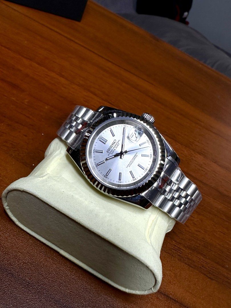 Seiko Mod “Oyster Datejust” — 39mm (Category: Men's Watches) located in Binan City. Submitted by carlories26 (Listing ID 1460802459, Image 3). Description: Seiko Mod “Oyster Datejust” — 39mm ⌚ Watch Specifications: • Case: 39mm, 904L Stainless Steel • Case Thickness: 12.8mm • Crown: Screw-down • Case Back: Exhibition Style with Sapphire Crystal • Movement: Seiko NH35 Automatic • Dial: White & Silver • Crystal: Sapphire Crystal • Bracelet: Modern-