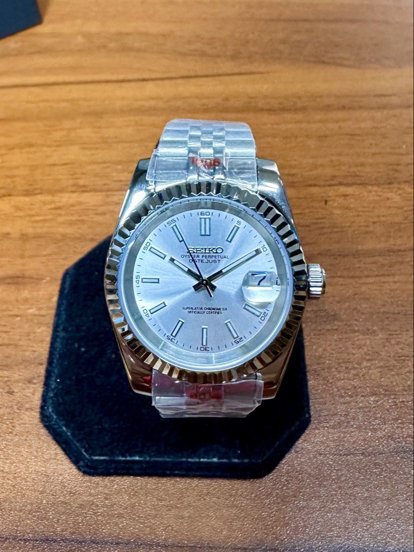 Seiko Mod “Oyster Datejust” — 39mm (Category: Men's Watches) located in Binan City. Submitted by carlories26 (Listing ID 1460802459, Image 2). Description: Seiko Mod “Oyster Datejust” — 39mm ⌚ Watch Specifications: • Case: 39mm, 904L Stainless Steel • Case Thickness: 12.8mm • Crown: Screw-down • Case Back: Exhibition Style with Sapphire Crystal • Movement: Seiko NH35 Automatic • Dial: White & Silver • Crystal: Sapphire Crystal • Bracelet: Modern-