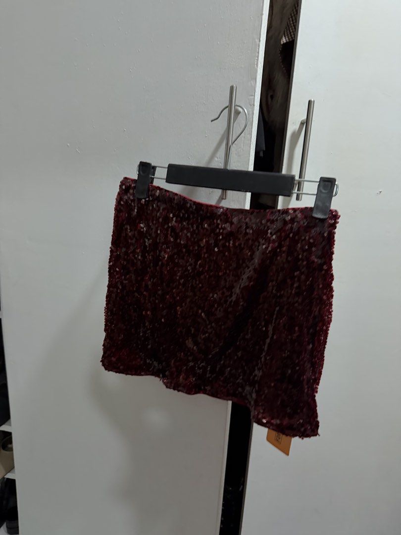 Sequin Skirt Brand New (Category: Skirts) located in Pasig City. Submitted by miss_abuelita (Listing ID 1460829373, Image 3). Description: Waist 25-26” Length 13”.