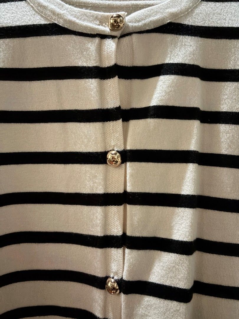 Shein cardigan (Category: Longsleeves) located in Manila. Submitted by dollyshousecollection (Listing ID 1460780372, Image 2). Description: shein brand size small never been used.