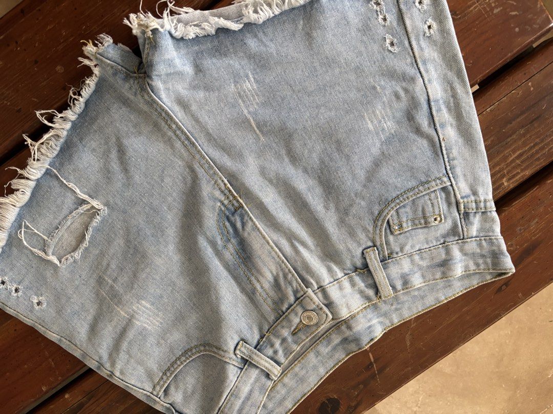 Short Clean Cut (Category: Shorts) located in Calamba. Submitted by s3r3s4 (Listing ID 1460749834, Image 1). Description: Size 29 inches.