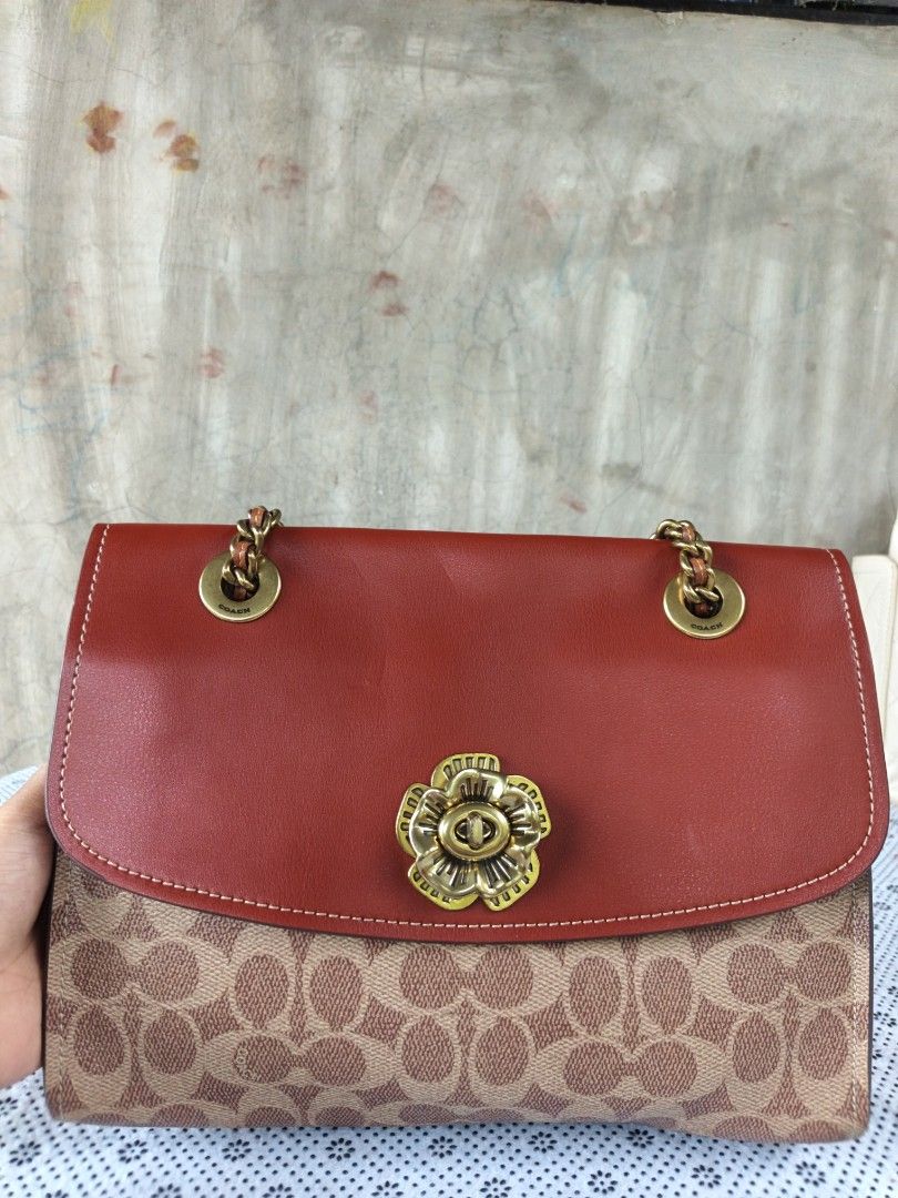 Shoulder bag (Category: Shoulder Bags) located in Manila. Submitted by ukay-ukaybylyn (Listing ID 1460717013, Image 1). Description: good condition💯 kasya long wallet.