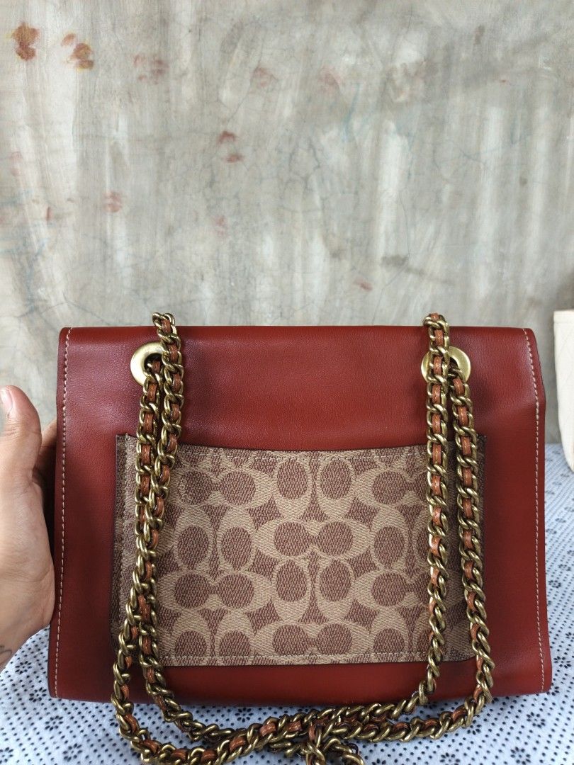 Shoulder bag (Category: Shoulder Bags) located in Manila. Submitted by ukay-ukaybylyn (Listing ID 1460717013, Image 2). Description: good condition💯 kasya long wallet.
