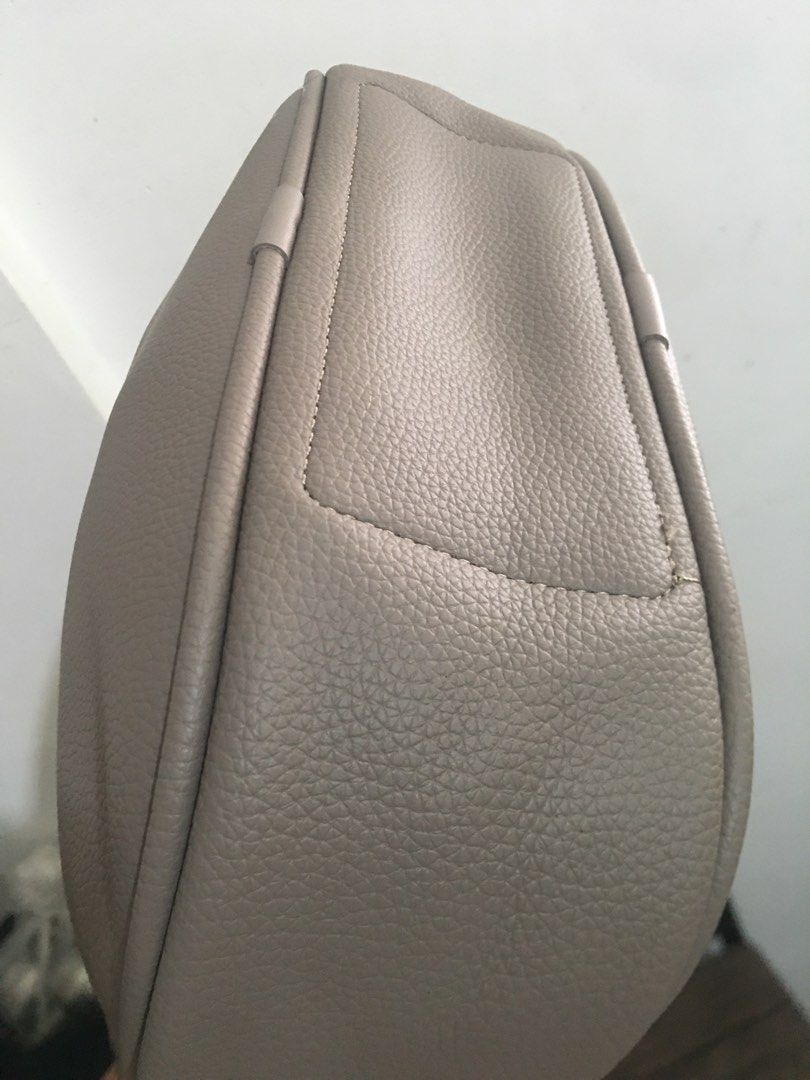 Shoulder bag with long strap (Category: Shoulder Bags) located in Morong. Submitted by vastcat.b247ee680 (Listing ID 1460876486, Image 3). Description: Item is preloved Good as new condition No issues No brand Ykk zipper.