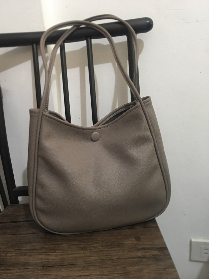 Shoulder bag with long strap (Category: Shoulder Bags) located in Morong. Submitted by vastcat.b247ee680 (Listing ID 1460876486, Image 1). Description: Item is preloved Good as new condition No issues No brand Ykk zipper.