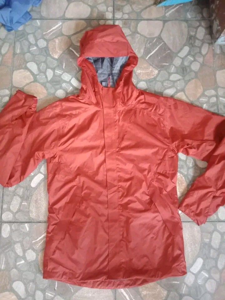 Sierra Design Hurricane water proof Shell jacket. (Category: Hiking & Camping) located in Dasmarinas. Submitted by francoprancisco (Listing ID 1460851267, Image 1). Description: Sierra Design Hurricane Shell jacket. small on tag 19.7 x 27 dimes waterproof/lighweight/armpit mesh vent. solid nito mga boss. as new cond. 1,110 plus shipping fee.