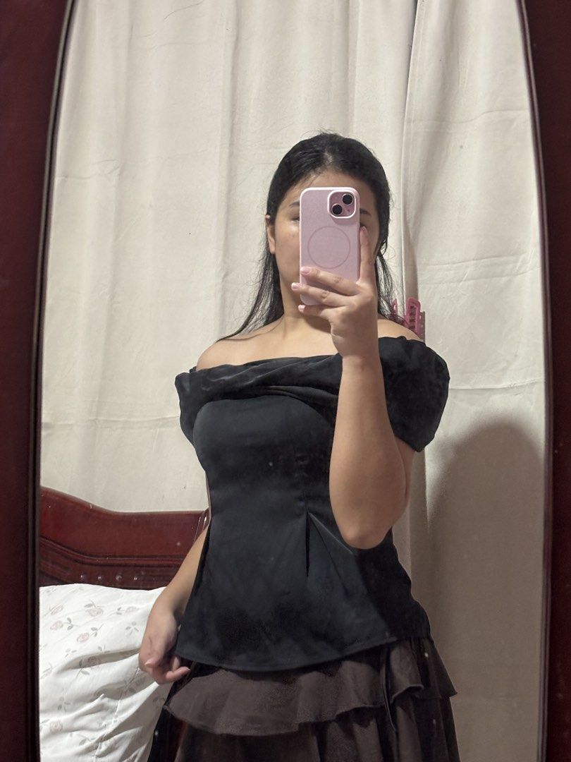 SILK OFF SHOULDER (Category: Blouses) located in Iba. Submitted by byshannenkeith (Listing ID 1460894087, Image 1). Description: SIZE SMALL Silk off shoulder.