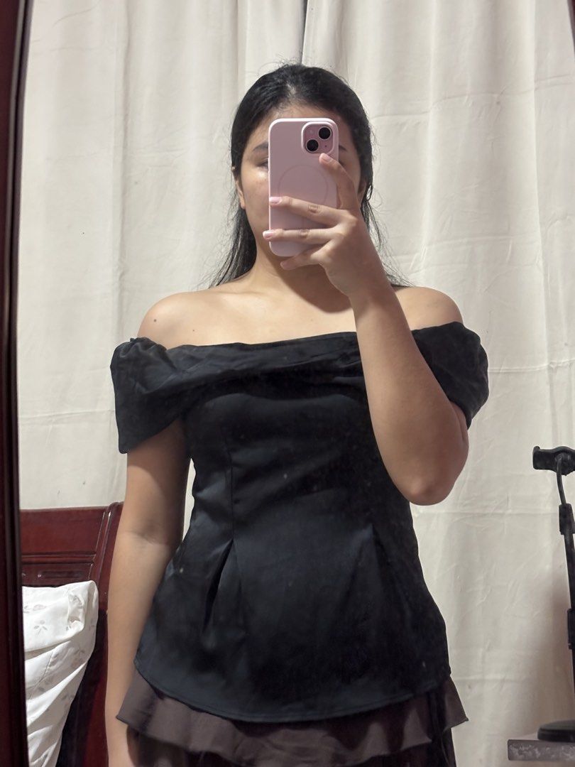 SILK OFF SHOULDER (Category: Blouses) located in Iba. Submitted by byshannenkeith (Listing ID 1460894087, Image 3). Description: SIZE SMALL Silk off shoulder.