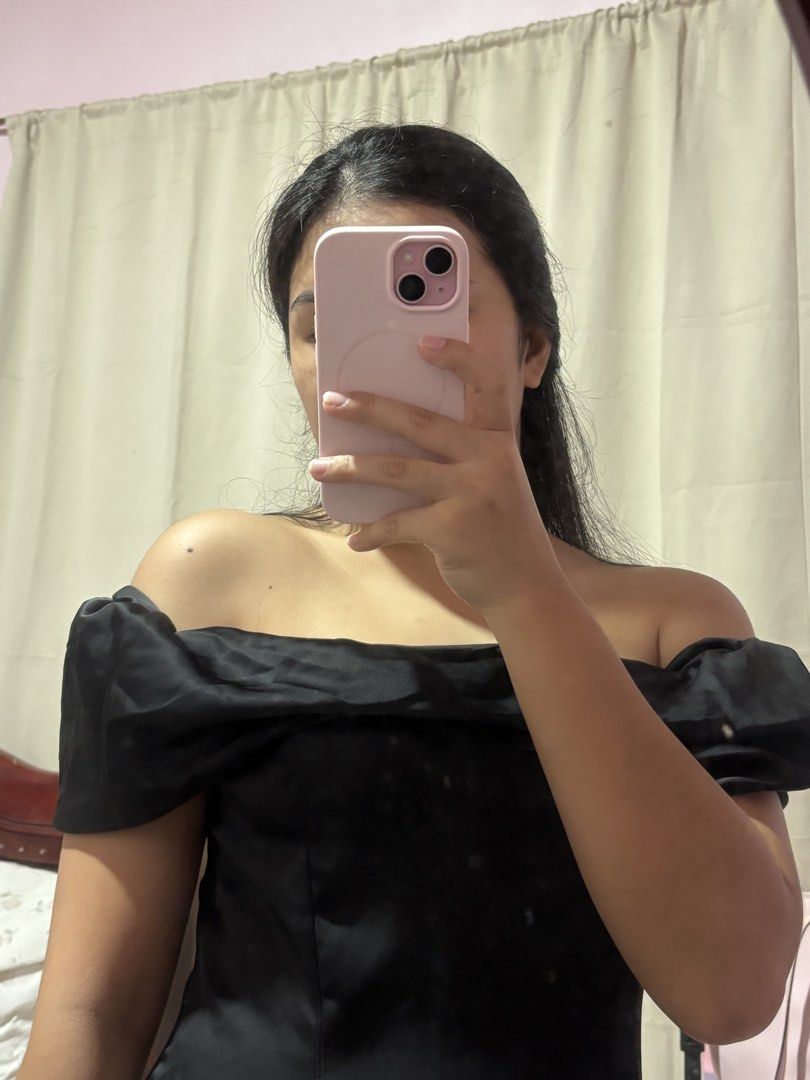 SILK OFF SHOULDER (Category: Blouses) located in Iba. Submitted by byshannenkeith (Listing ID 1460894087, Image 2). Description: SIZE SMALL Silk off shoulder.